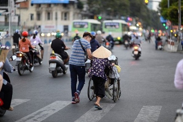 Câu chuyện cũng khích lệ mọi người chớ nên so đo tính toán, mà hãy quan tâm yêu thương lẫn nhau, tin rằng thành tựu người khác cũng là thành tựu chính mình. (Ảnh: vietbao.vn)